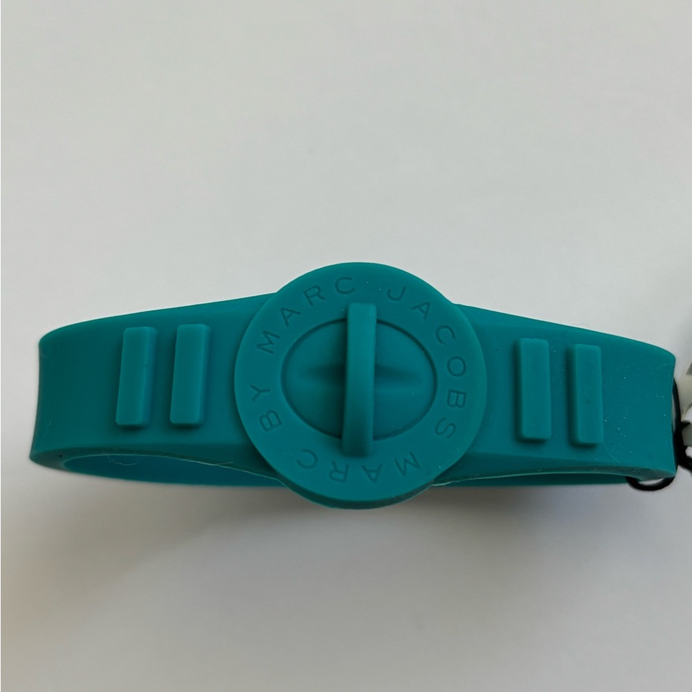 Marc By Marc Jacobs Wintergreen Turnlock Silicone Rubber Bracelet NWT - Picture 3 of 10